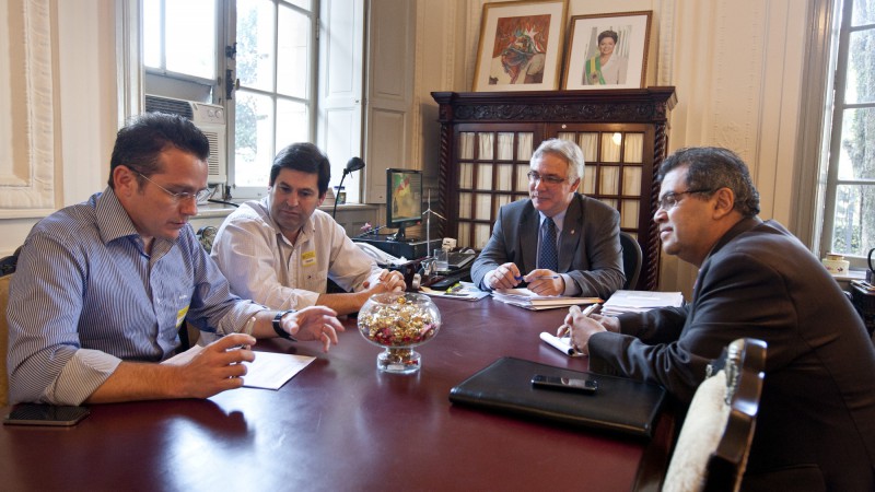 21.08.12: Vice-governador Beto Grill recebe representantes da fábrica de caminhões Yuliuhong no Brasil.