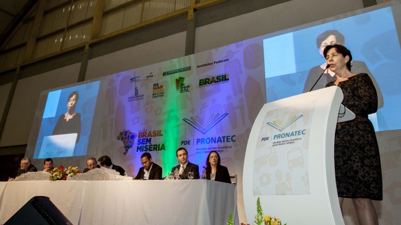 06.09.2012 Ministra do Desenvolvimento Social e Combate à Fome, Senhora Tereza Campello na Formatura de Cursos de Qualificação Profissional do Programa Nacional de Acesso ao Ensino Técnico e Emprego - Formação Inicial e Continuada