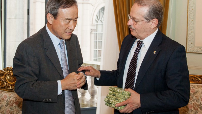 12.09.12 Governador Tarso Genro durante audiência com o Presidente do Conselho da HT Micron, Mr. Chang Ho Choi