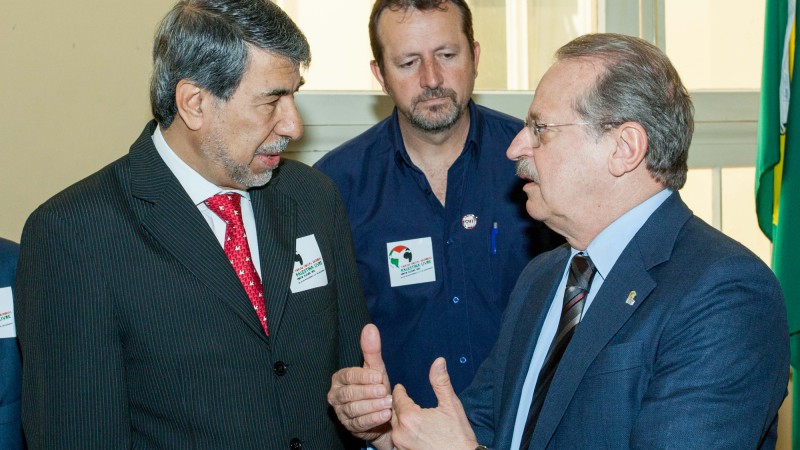 24.09.12 Governador Tarso Genro conversa com embaixador palestino no Brasil, Ibrahim Al Zeben dutante Conferência de imprensa de lançamento do Fórum Social Palestina Livre