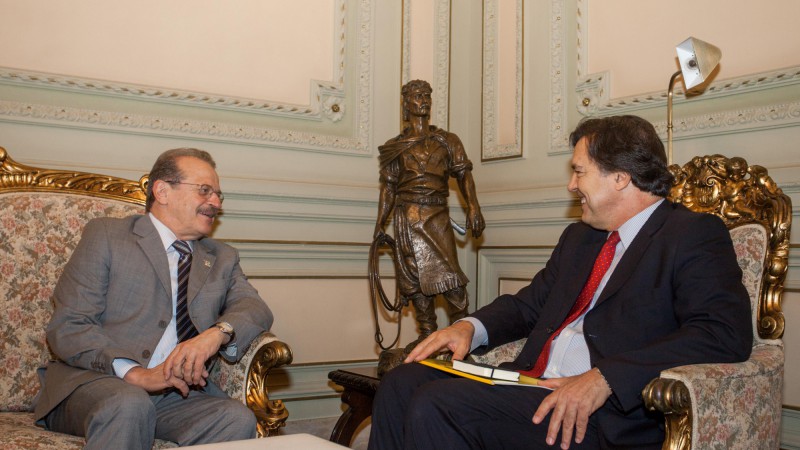 10.10.2012 Governador Tarso Genro recebe o Embaixador designado para representar o Brasil junto à Palestina, Sr. Paulo Roberto Caminha de Castilhos França no Palácio Piratini