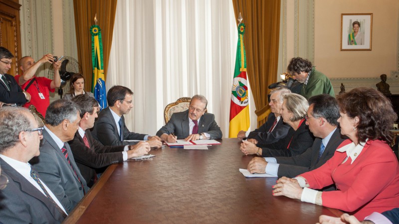 11.10.12 Governador Tarso Genro assina Decreto de redução do ICMS para a indústria têxtil