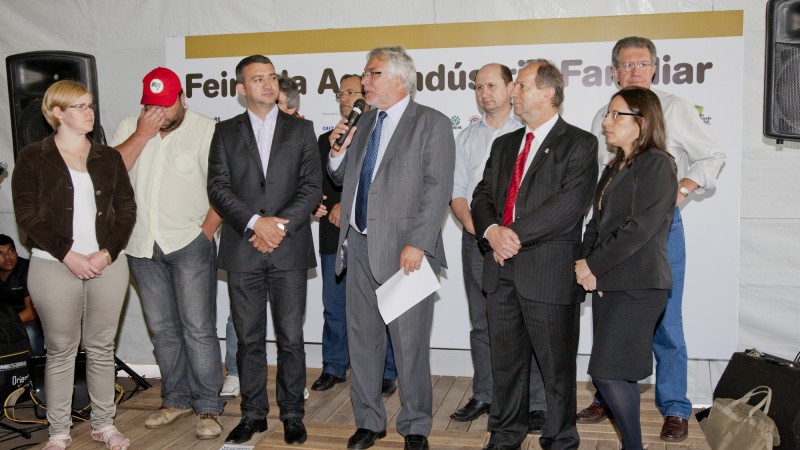 17.10.12: Governador em exercício Beto Grill discursa durante abertura da Feira de Agroindústria Familiar em frente ao Palácio Piratini.