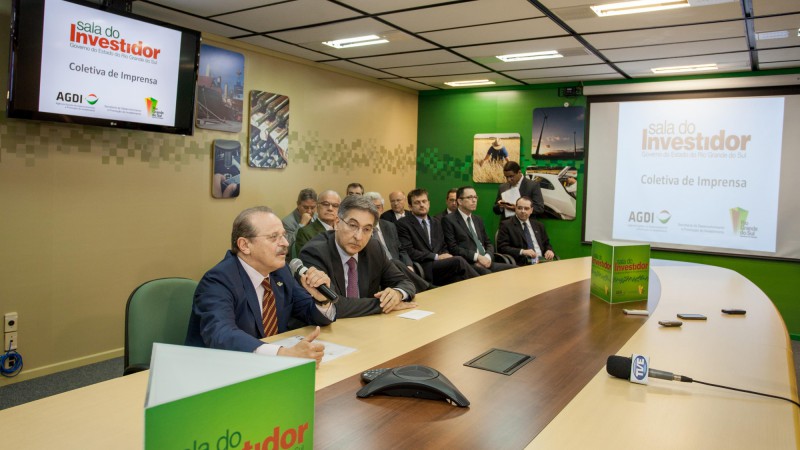 30.10.2012 Governador Tarso Genro acompanhado do Ministro de Desenvolvimento, Fernando Pimentel durante Coletiva de Imprensa - balanço do Primeiro Ano da Sala do Investidor