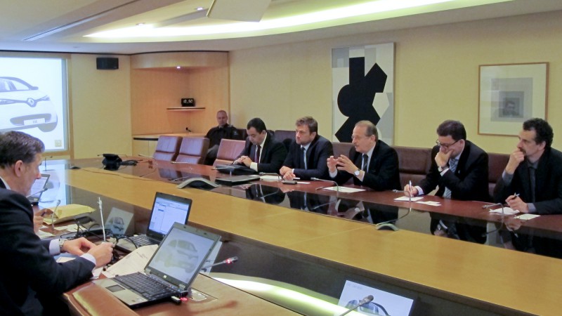 07.11.12: Governador Tarso Genro e comitiva conhecem projeto de carro elétrico da Renault e convidam empresa a visitar o estado para futuras parcerias.