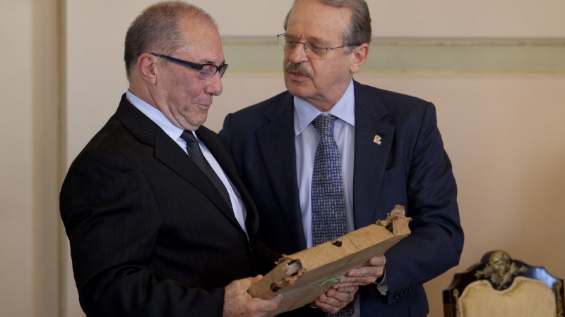 27.11.12: Ato de entrega de documentos pelo Governo do Estado do Rs à Comissão Estadual da Verdade. Na foto, Governador Tarso Genro e Aramis Nassif.
