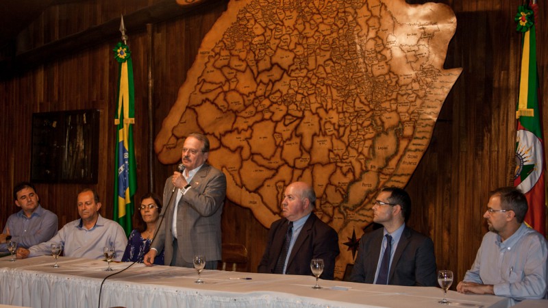 19.12.12 Governador Tarso Genro durante ato de assinatura do acordo entre o Governo do Estado e a Cooperativa Agricoop sobre o patrimônio da antiga Estatal Corlac e cessão de uso da Unidade Industrial para o Município de Taquara