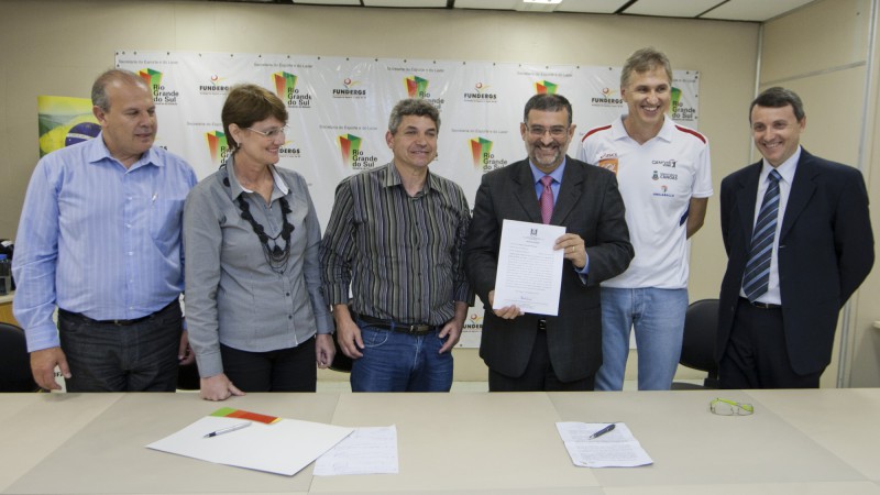 21.12.12: O Secretário do Esporte e Lazer, Kalil Sehbe entrega primeira habilitação para Lei de Incentivo ao Esporte para captação de recursos ao Prefeito de Canoas, Jairo Jorge. Na foto esq. para dir. o Diretor administrativo da Secretária de Esporte e
