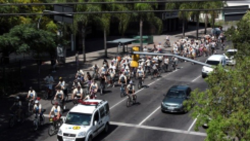 O 1º Passeio Ciclístico da Emater/RS-Ascar, realizado na manhã desse domingo (16), em Porto Alegre, arrecadou cerca de 300 kg de alimentos não perecíveis em inscrições, que serão doados para a comunidade indígena Kaingang localizada no Morro do Osso,
