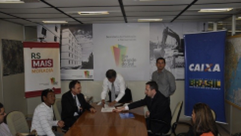 A Secretaria de Habitação e Saneamento (Sehabs), juntamente com a Caixa Econômica Federal e Cooperativa de Habitação Indígena da Região Sul (Coophirs), assinaram nessa quinta-feira (13), termo para construção de 25 unidades habitacionais na comunidade