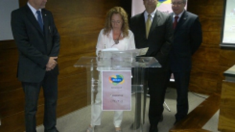 A secretária do Turismo (Setur), Abgail Pereira, participou, na quarta-feira (12), da solenidade de assinatura do Termo de Cooperação Técnica entre a Embratur e o Instituto Brasileiro do Vinho (Ibravin), ocorrida em Brasília. O acordo prevê a divulgação