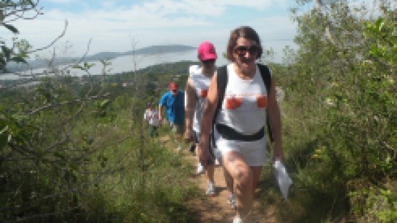 Mais de 70 pessoas do Grupo de Caminhada do Banrisul participaram, neste s&aacute;bado (10), de uma trilha ecol&oacute;gica no Morro do Osso,&nbsp;na zona Sul de Porto Alegre. A iniciativa faz parte do Vida em Movimento, programa de incentivo &agrave; sa&uacute;de, qualidade de vida e