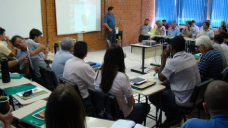 A Emater/RS-Ascar na Região de Pelotas realizou, nesta quarta a quinta-feira (7 e 8/11), no Centro de Treinamento de Agricultores de Canguçu, uma capacitação para extensionistas rurais envolvidos nas ações de piscicultura. A situação atual, programas e