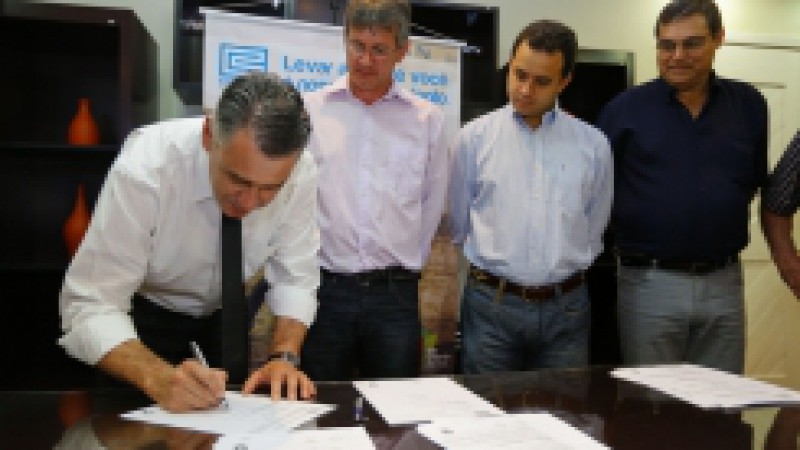 Al&eacute;m das medidas de combate aos efeitos da estiagem, a Corsan est&aacute; garantindo novos investimentos em saneamento para Santiago, no noroeste do Estado. Nesta quarta-feira (07), o diretor-presidente da empresa, Arnaldo Dutra, esteve no munic&iacute;pio para