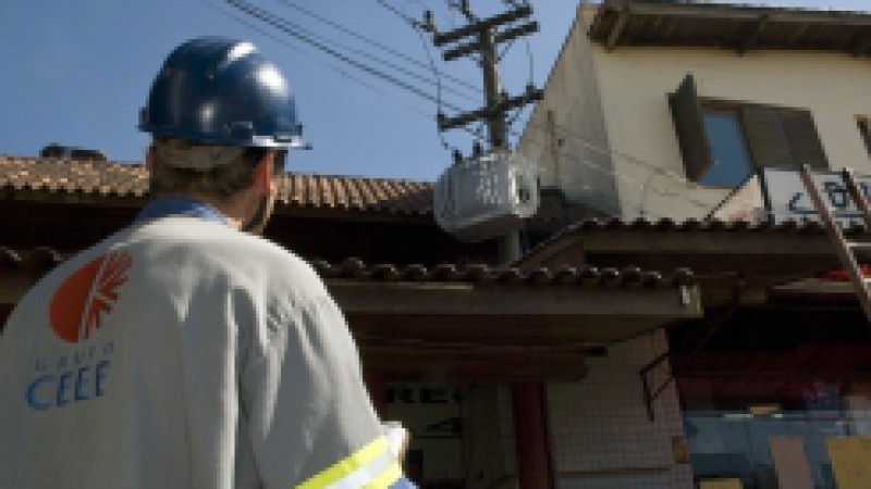 Equipe da CEEE que realiza a leitura e fiscalização em clientes de alta tensão descobriu, nesta sexta-feira (20), fraude em um supermercado e uma churrascaria pertencentes ao mesmo dono, no bairro Rubem Berta, na Zona Norte de Porto Alegre. O desvio de
