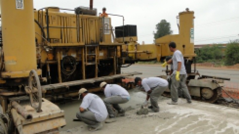 A obra de duplica&ccedil;&atilde;o da ERS-118, entre o km 05 e o km 11, que tem como respons&aacute;vel a construtora Sultepa, segue com a utiliza&ccedil;&atilde;o da m&aacute;quina que est&aacute; concretando a nova pista. A previs&atilde;o &eacute;&nbsp;entregar parte da obra&nbsp;at&eacute; dezembro de 2012. J&aacute; foram investidos