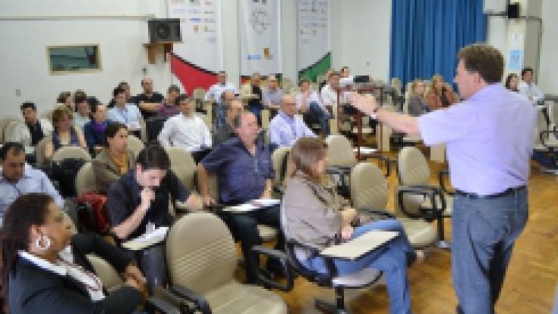 Dando continuidade ao cronograma de atividades para a capacita&ccedil;&atilde;o dos servidores da Secretaria de Obras P&uacute;blicas, Irriga&ccedil;&atilde;o e Desenvolvimento Urbano (SOP), os t&eacute;cnicos dos escrit&oacute;rios regionais participaram de uma palestra com o diretor do Departamento