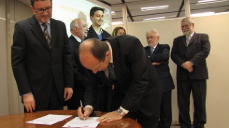 A Secretaria da Ciência, Inovação e Desenvolvimento Tecnológico (SCIT) oficializou, nesta segunda-feira (10), o repasse dos recursos do Programa Gaúcho de Parques Científicos e Tecnológicos (PGTec) a quatro parques tecnológicos do Rio Grande do Sul. Com