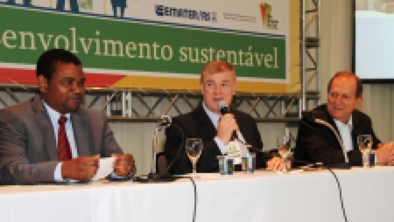 As cooperativas e o desenvolvimento sustentável foram tema do primeiro painel do Seminário Internacional de Cooperativismo, que ocorreu nesta quarta-feira (17), no Hotel Embaixador, na capital. Sob o tema O Ano Internacional das Cooperativas: O papel do