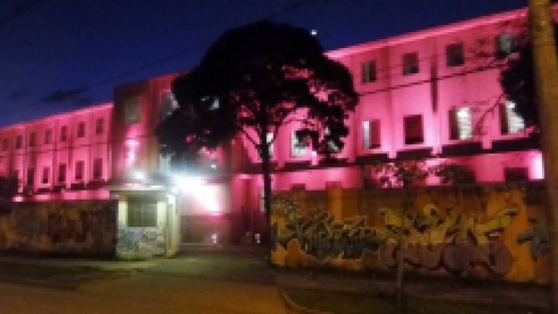 O pr&eacute;dio da Penitenci&aacute;ria Feminina Madre Pelletier ser&aacute; iluminado na cor rosa, do dia 16 at&eacute; 30 de outubro,&nbsp;em ades&atilde;o ao movimento internacional Outubro Rosa, que &eacute; uma mobiliza&ccedil;&atilde;o mundial pela detec&ccedil;&atilde;o precoce da doen&ccedil;a. De acordo com a Coordenadoria da