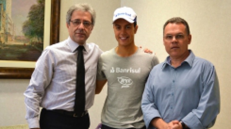 O Banrisul anunciou, nesta quinta-feira (04), que firmou contrato de patroc&iacute;nio com o patinador ga&uacute;cho Marcel St&uuml;rmer pelo per&iacute;odo de um ano. Natural de Lajeado, o atleta embarca hoje para a Nova Zel&acirc;ndia, onde vai disputar, a partir do dia 11 de