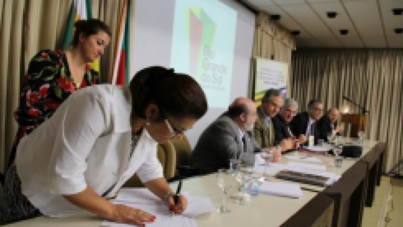A secretária da Administração e dos Recursos Humanos, Stela Farias, e a Cônsul Geral do Uruguai em Porto Alegre, Karla Daniela Beszkindyak Perez, assinaram, na manhã desta sexta-feira (14), a cessão de uso de imóvel do Estado para a instalação do