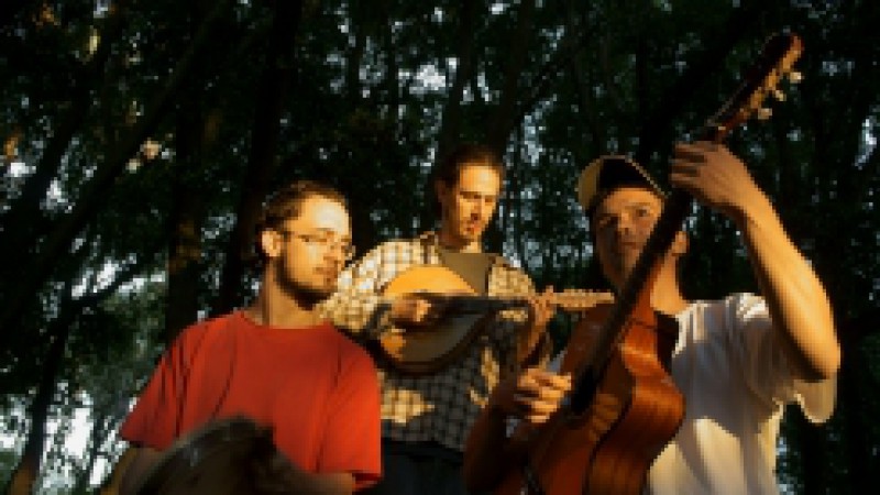 Os músicos Diogo Jackle e Vinicius Ferrão trazem o projeto Voo Livre, em que apresentam algumas de suas composições e parcerias com outros compositores locais, no Quindim do Quintana desta quinta-feira (13), às 12h30, na Travessa dos Cataventos, na Casa