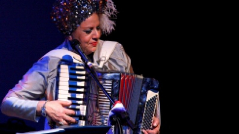 O musical Oui, cest Paris!, de Janete Cecin, retorna à Casa de Cultura Mario Quintana (CCMQ) para mais uma apresentação, neste domingo (02), às 20h, no Teatro Bruno Kiefer. O repertório inclui clássicos de Edith Piaf, Charles Aznavour, Jacques Brel,