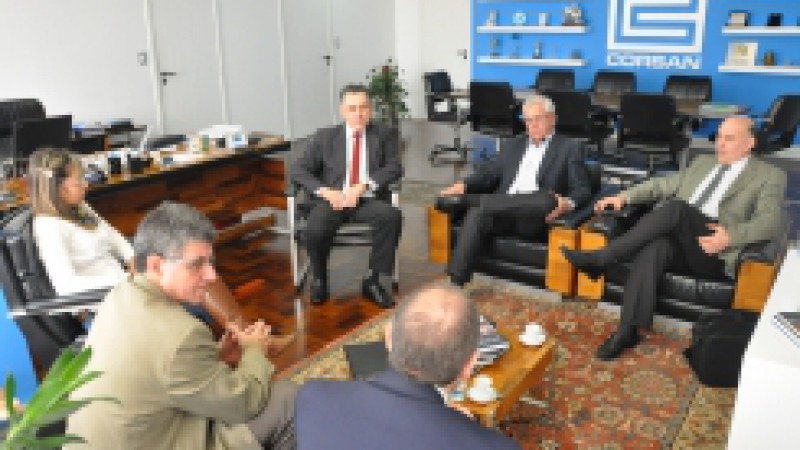 O presidente da Corsan, Arnaldo Dutra, reuniu-se nesta sexta-feira (31), com os diretores da OSE, Milton Machado e Danilo Rios. O executivos, representantes da estatal uruguaia responsável pelo saneamento no país vizinho, acertaram a ampliação do