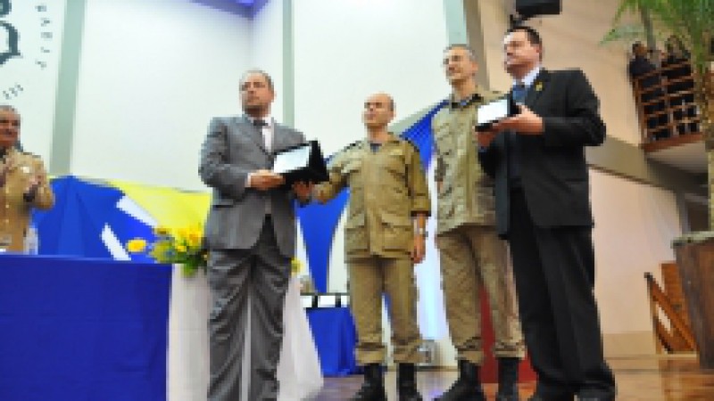 A Pol&iacute;cia Rodovi&aacute;ria Federal (PRF) homenageou o Detran/RS por haver reconhecido a forma&ccedil;&atilde;o por ela realizada para os condutores de ve&iacute;culos de emerg&ecirc;ncia. A homenagem ocorreu em Canoas, na tarde de ter&ccedil;a-feira (28), durante a solenidade de formatura de