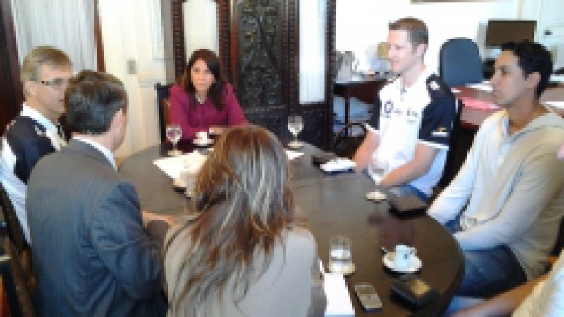 A secretária-geral de Governo, Miriam Marroni, recebeu nesta terça-feira (14), em Porto Alegre, a visita de três campeões olímpicos do voleibol brasileiro: Paulão, Gustavo e André Nascimento. As principais pautas debatidas no encontro foram a Lei nº.