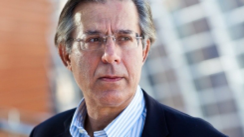 A Orquestra de Câmara Theatro São Pedro (OCTSP) de Porto Alegre se apresenta nesta segunda-feira (13), às 21h, com o pianista Arnaldo Cohen, que assinala seus 40 anos de carreira. O evento, da série Concertos Oficiais 2012, será no Theatro São Pedro, no