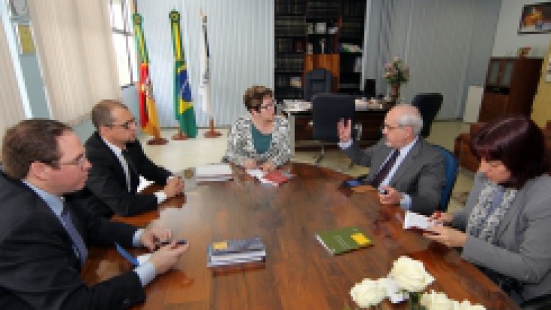O secretário da Cultura, Luiz Antonio de Assis Brasil, e a presidente da Corag, Vera Oliveira, e a diretora do Instituto Estadual do Livro, Laís Chaffe, reuniram-se nesta quinta-feira (09), em Porto Alegre, para acertar o lançamento da Coleção Originais