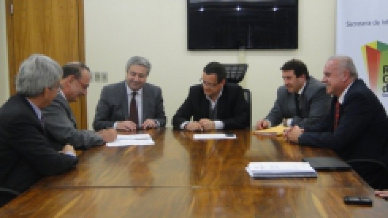 O secretário de Infraestrutura e Logística do RS, Beto Albuquerque, assinou nesta quarta-feira (08), contrato com as empresas consorciadas Dynatest e SD Consultoria Engenharia Ltda para realizar o inventário patrimonial da malha viária gaúcha. O objetivo