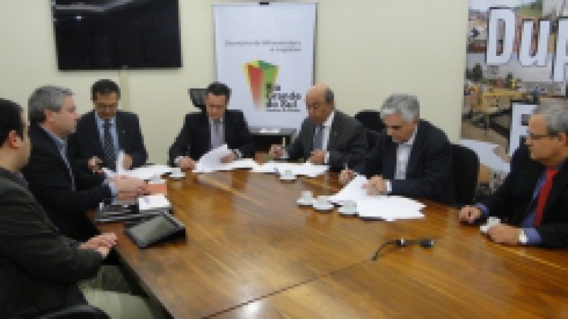 O secretário estadual de Infraestrutura e Logística, Beto Albuquerque, e o diretor de Infraestrutura Aquaviária do Departamento Nacional de Infraestrutura e Transporte (Dnit), Adão Proença, assinaram nesta quinta-feira (02) o termo de cessão dos