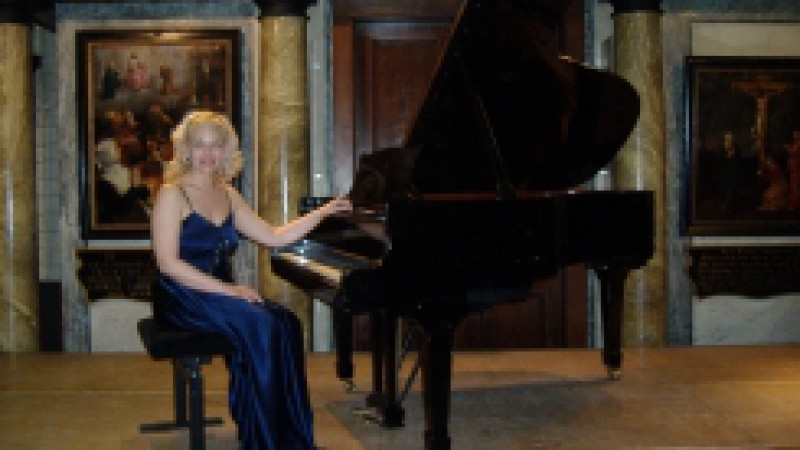 O foyer nobre do Theatro São Pedro recebe o canadense Mark Neumann (viola) e a italiana Cinzia Bartoli (piano) no Musical Petropar da próxima quarta-feira (25), às 12h30. No programa, obras de Rebecca Clarke, Frank Bridge, Johann Sebastian Bach, Alan
