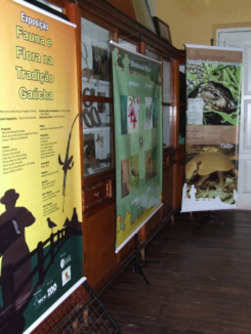 Um conjunto de dez painéis com textos e imagens compõe parte da exposição Fauna e Flora na Tradição Gaúcha e a apresentação do projeto RS Biodiversidade, do Governo do Estado. O material foi instalado na Casa de Cultura de Lavras do Sul, na região da
