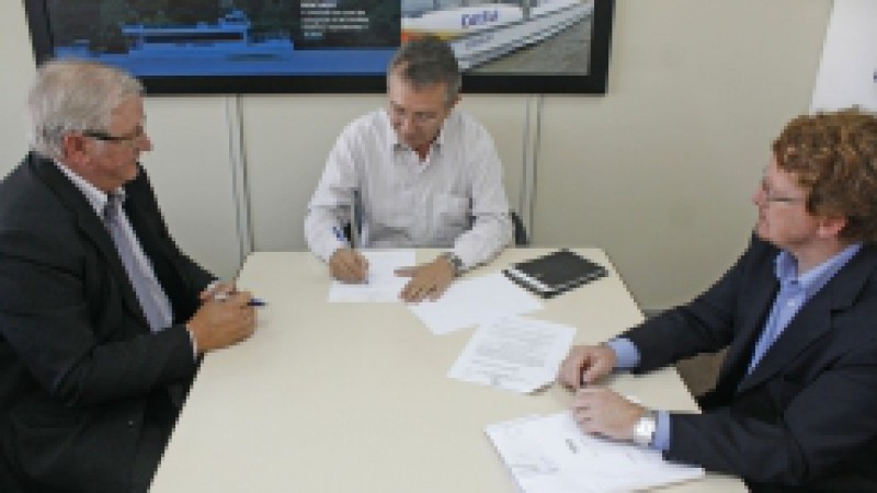 O titular da Secretaria de Obras Públicas, Irrigação e Desenvolvimento Urbano (SOP), Luiz Carlos Busato, assinou nesta quinta-feira (28) , termo de cedência de máquinas para o município de São José do Herval. Ao todo foram liberados uma escavadeira