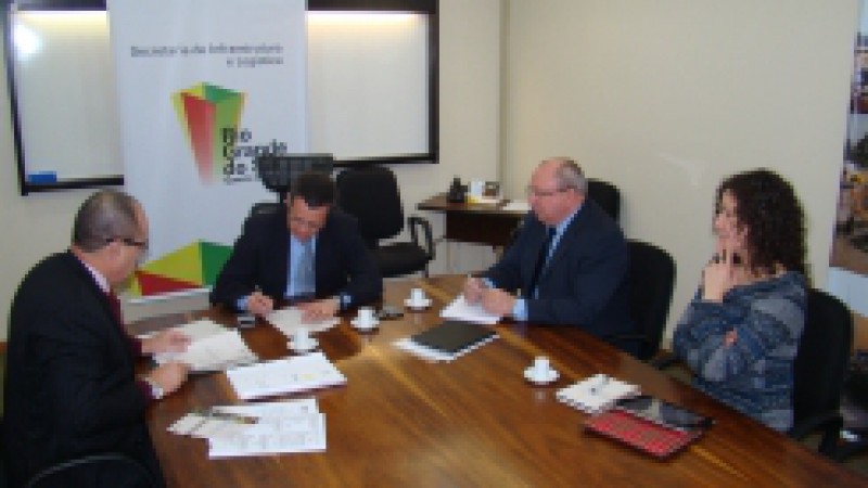 O presidente da Companhia Riograndense de Mineração (CRM), Elifas Simas, apresentou na Secretaria de Infraestrutura e Logística (Seinfra) um pré-projeto para construção de pequenas centrais de geração de energia no Estado, com capacidade de produzir até