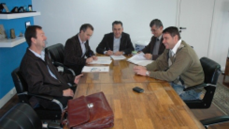 O diretor-presidente da Corsan, Arnaldo Dutra, assinou nesta segunda-feira (25) com o prefeito de Alto Alegre, Helio Dalberto, a renovação do contrato de prestação de serviços ao município. O acordo prevê a manutenção do sistema de abastecimento de água