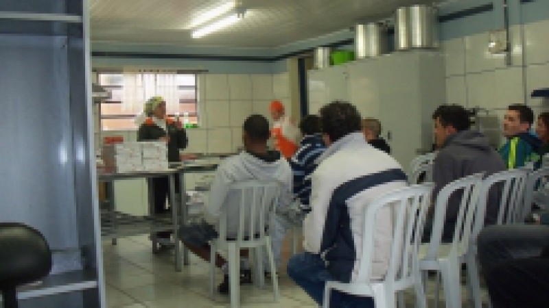 A Superintend&ecirc;ncia dos Servi&ccedil;os Penitenci&aacute;rios (Susepe) e o Servi&ccedil;o Social da Ind&uacute;stria (Sesi) realizaram o programa Cozinha Brasil em Charqueadas. Os cursos de educa&ccedil;&atilde;o alimentar foram ministrados para 95 detentos de unidades prisionais do munic&iacute;pio&nbsp;e