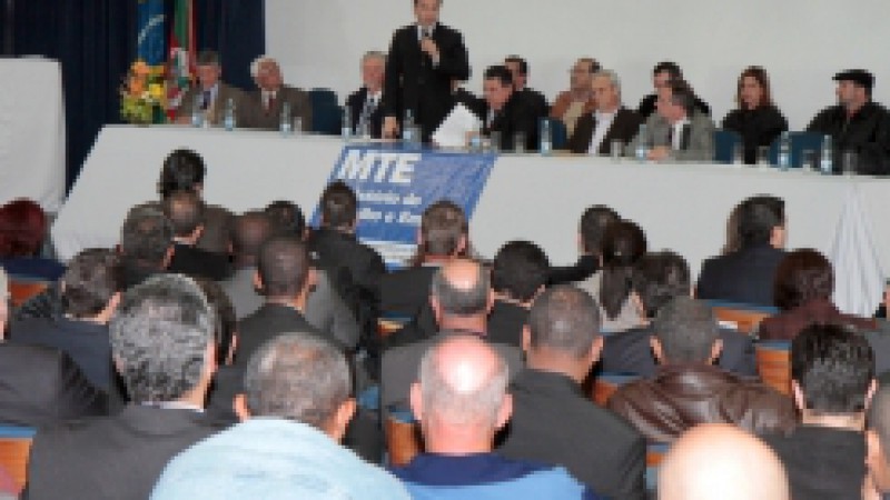 O secret&aacute;rio do Trabalho e do Desenvolvimento Social (STDS),&nbsp;Lu&iacute;s Augusto Lara, esteve na posse do novo Superintendente Regional do Trabalho e Emprego do Rio Grande do Sul, Cl&aacute;udio Correa, representando o governador do Estado, Tarso Genro. Em seu