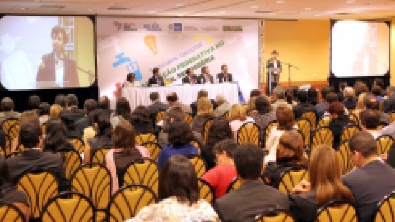 O Governo do Estado, por intermédio da Casa Civil, da Coordenação do RS Mais Igual e da Secretaria do Trabalho e Desenvolvimento Social (STDS), participou do Seminário Nacional de Pactuação Federativa no Brasil Sem Miséria, no Rio de Janeiro. O evento,