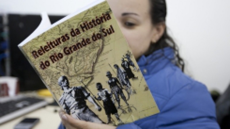 O livro Releituras da História do Rio Grande do Sul, lançado pela Fundação Instituto Gaúcho de Tradição e Folclore (FIGTF) e a Faculdade Porto-Alegrense (Fapa), está disponível na página da Secretaria de Estado da Cultura (Sedac). A publicação é