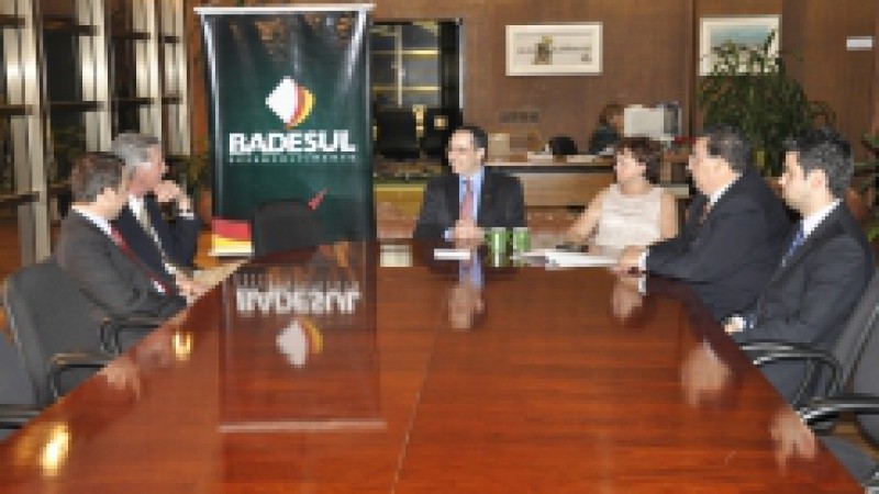 O Badesul assinou nesta sexta-feira (25) um contrato de financiamento de R$ 20 milh&otilde;es com a Android Montagens Automotivas do Brasil, empresa criada para montar m&oacute;dulos de suspens&atilde;o para os programas &Ocirc;nix e Celta da GM do Brasil, na planta de Gravata&iacute;