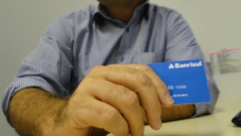 Conv&ecirc;nio firmado entre a Superintend&ecirc;ncia dos Servi&ccedil;os Penitenci&aacute;rios (Susepe) e o&nbsp;Banrisul oportuniza a abertura de conta banc&aacute;ria para apenados que tenham contrato de trabalho vigente. O projeto chamado Cart&atilde;o Reinser&ccedil;&atilde;o consiste em viabilizar aos