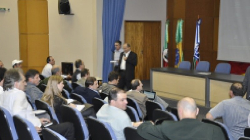 O Grupo Gestor do Plano Safra realizou, nesta quarta-feira (16), no auditório da Emater, em Porto Alegre, o Seminário Temático referente ao Plano Safra - Irrigação e Licenciamento, que debateu temas relacionados aos sistema de irrigação, meio ambiente,