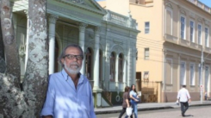 O Centro Cultural CEEE Erico Verissimo (CCCEV) realiza nesta terça-feira (15), às 19h, no auditório Barbosa Lessa, o painel As Cidades e as Palavras - História e Formação Cultural das Cidades de Porto Alegre e Pelotas. Os painelistas serão o historiador