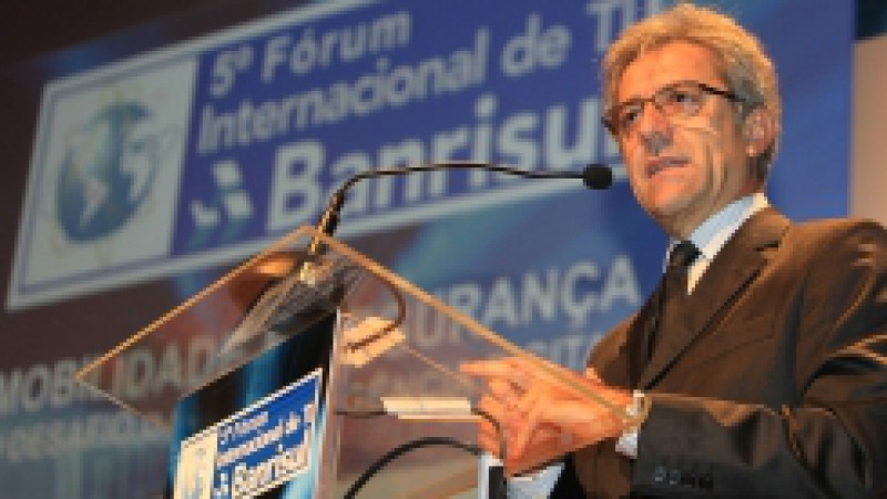 O 5º Fórum Internacional de TI Banrisul começou hoje (09), com um público de mais de duas mil pessoas que lotaram as dependências do Teatro do Bourbon Country, em Porto Alegre. O encontro aborda o tema da mobilidade e segurança, e conta com a