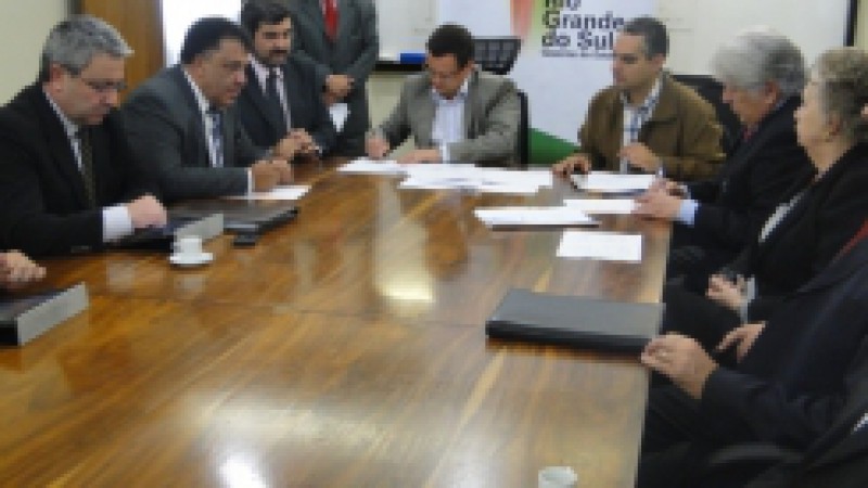 O secretário estadual de Infraestrutura e Logística, Beto Albuquerque, oficializou com a empresa de transportes coletivos Unesul a autorização da ampliação dos horários de ônibus interurbanos nos trechos Passo Fundo/Porto Alegre e Passo Fundo/Caxias do